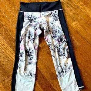 Lululemon Floral crops with mesh detail - mid rise, size 6